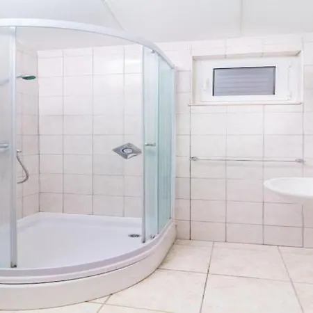 - Comfort Two-bedroom D7 Apartment